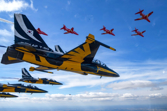 공군 특수비행팀 블랙이글스가 지난 15일부터 17일까지 열린 영국 리아트(RIAT) 에어쇼에서 영국 공군의 특수비행팀 레드 애로스(Red Arrows)와 우정 비행을 선보이고 있다. 공군 제공