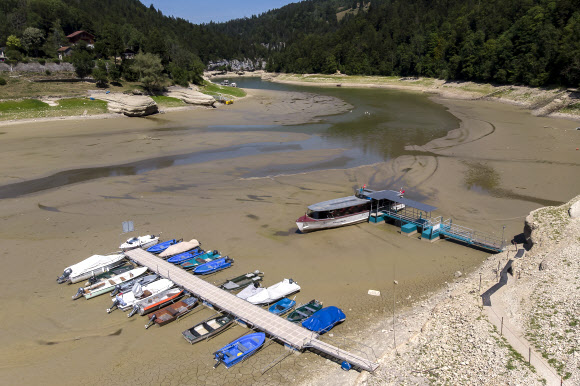 18일(현지시간) 프랑스 동부와 스위스 서부의 자연적 국경선을 이루는 브레네 호수가 바닥을 드러내고 있다.  EPA 연합뉴스