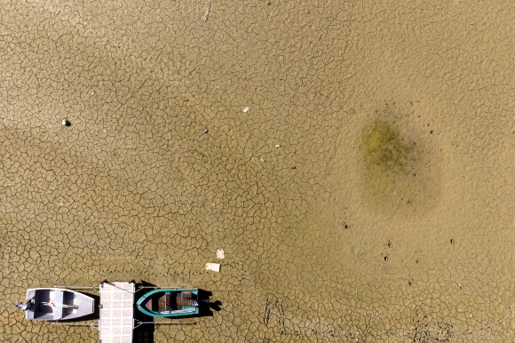 18일(현지시간) 프랑스 동부와 스위스 서부의 자연적 국경선을 이루는 브레네 호수가 바닥을 드러내고 있다.  EPA 연합뉴스