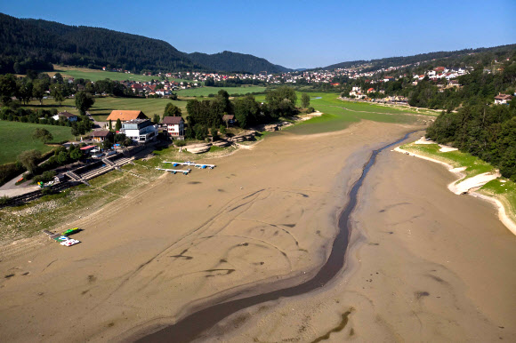 18일(현지시간) 프랑스 동부와 스위스 서부의 자연적 국경선을 이루는 브레네 호수가 용수 과다 사용과 강수량 부족, 폭염 등 여러 가지 이유로 바닥을 드러내고 있다.  AFP 연합뉴스