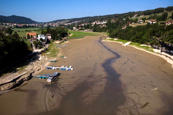 18일(현지시간) 프랑스 동부와 스위스 서부의 자연적 국경선을 이루는 브레네 호수가 용수 과다 사용과 강수량 부족, 폭염 등 여러 가지 이유로 바닥을 드러내고 있다.  AFP 연합뉴스