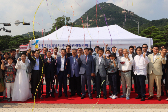 청와대관광추진단 출범 종로구관광협의회 관계자들이 18일 서울 종로구 청와대 분수대 앞에서 열린 청와대관광추진단 출범식에서 기념사진을 찍고 있다. 2022.7.18연합뉴스