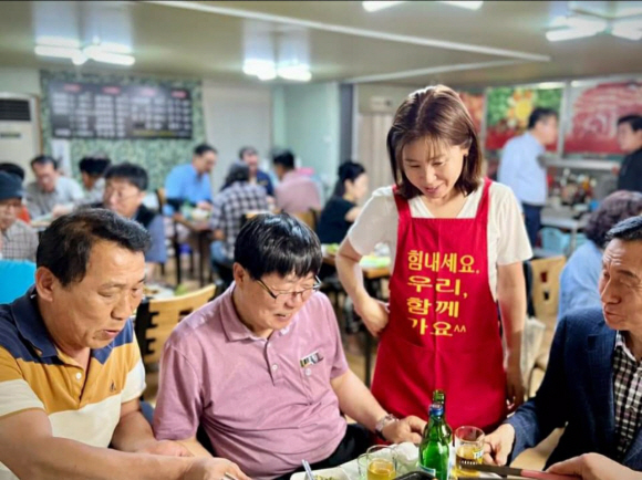 김미애 의원(국민의힘)이 지역구(부산 해운대을)의 한 식당에서 서빙 아르바이트를 하고 있다.