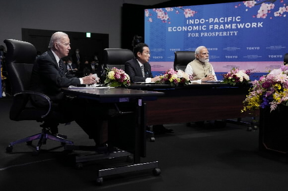 조 바이든(맨 왼쪽) 미국 대통령과 기시다 후미오(가운데) 일본 총리, 나렌드라 모디 인도 총리가 지난 5월 23일 일본 도쿄 이즈미 가든 갤러리에서 열린 인도태평양경제프레임워크(IPEF) 출범 행사에 참석하고 있다. 도쿄 AP 뉴시스