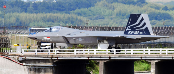 19일 오후 4.5세대 국산 초음속 전투기 KF-21이 시험비행을 위해 활주로로 이동하고 있다. 2022.07.19.  뉴시스