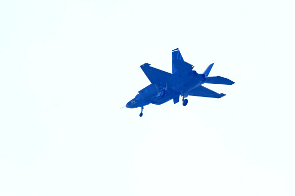 19일 오후 4.5세대 국산 초음속 전투기 KF-21이 시험비행을 위해 경남 사천공항 활주로를 이륙하고 있다. 2022.07.19.  뉴시스