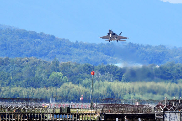 19일 오후 4.5세대 국산 초음속 전투기 KF21이 시험비행을 위해 경남 사천공항 활주로를 이륙하고 있다. 뉴시스