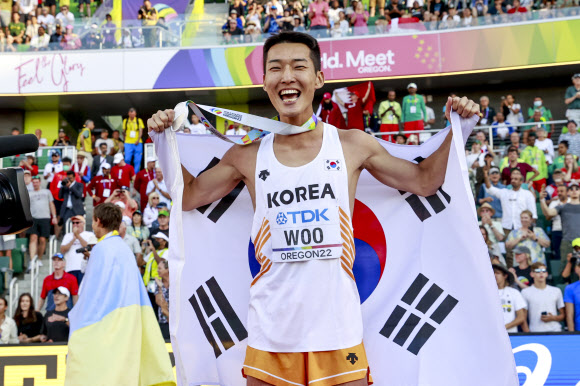우상혁, 한국 첫 세계선수권 ‘은빛 점프’