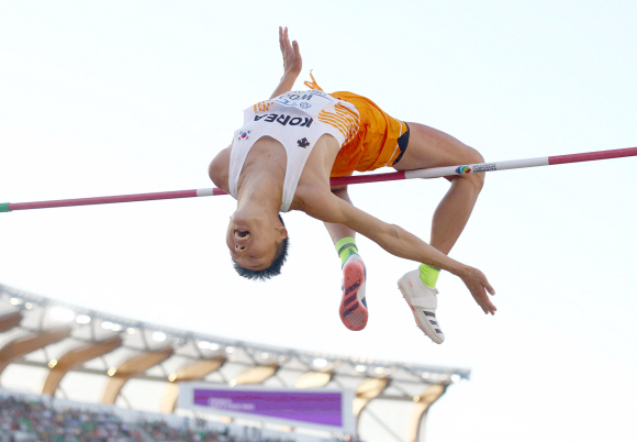 한계 뛰어넘은 우상혁… 세계선수권 첫 ‘은빛 점프’