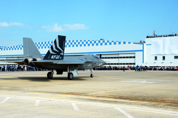 19일 오후 경남 사천공항 활주로를 이륙한 국산 초음속 전투기 KF-21이 시험비행을 무사히 마치고 귀환하고 있다. 2022.07.19.  뉴시스