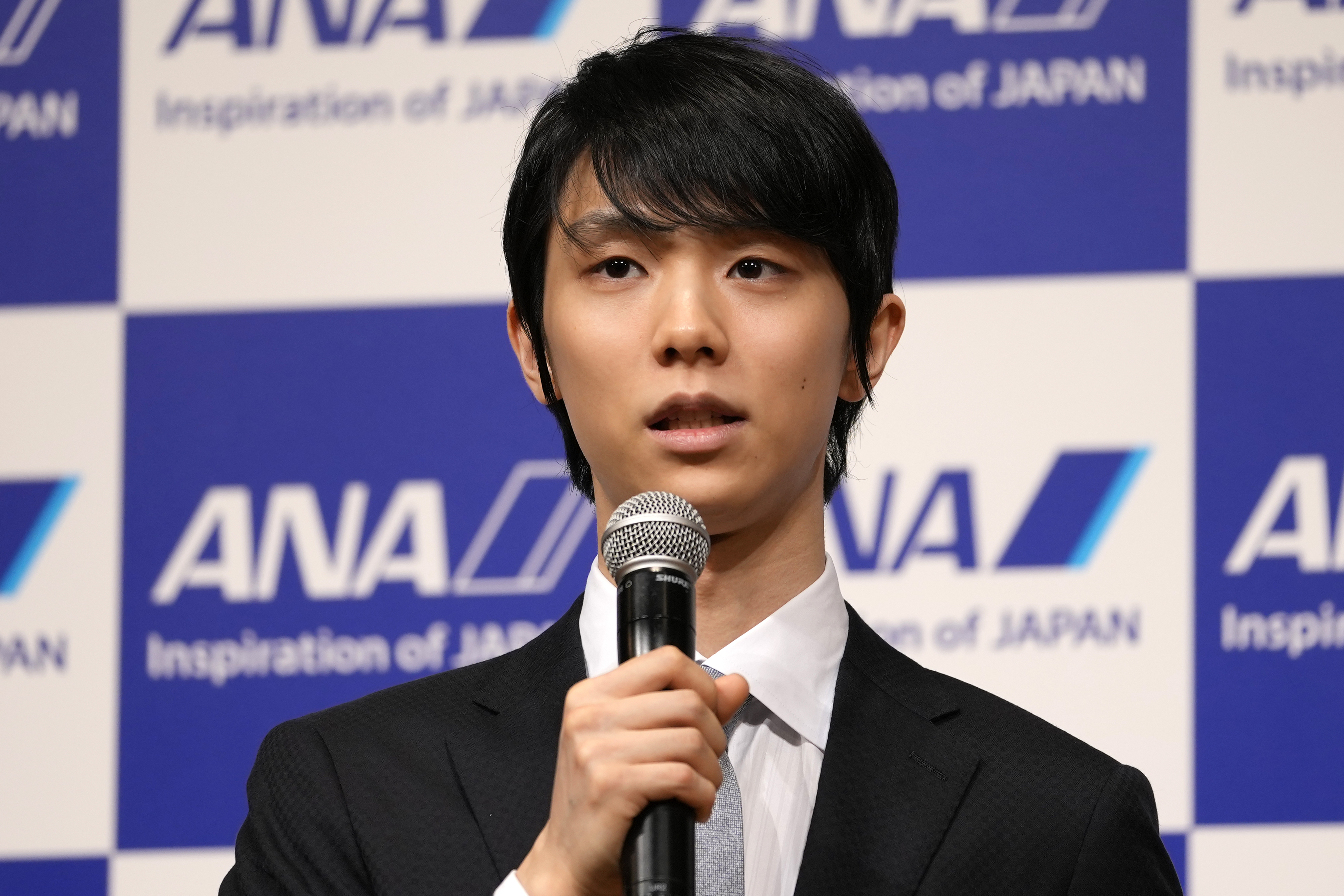 동계올림픽 피겨스케이팅 종목 2연패의 주인공인 하뉴 유즈루가 19일 일본 도쿄에서 기자회견을 열고 프로 아이스쇼 선수로 전향하겠다는 뜻을 밝히고 있다. 도쿄 AP 뉴시스