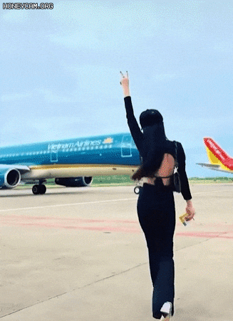 지난달 한 베트남 여성이 푸꾸옥 공항에서 항공기가 이동하는 활주로에 무단으로 침입해 춤추는 동영상을 촬영했다. tuoitreTV