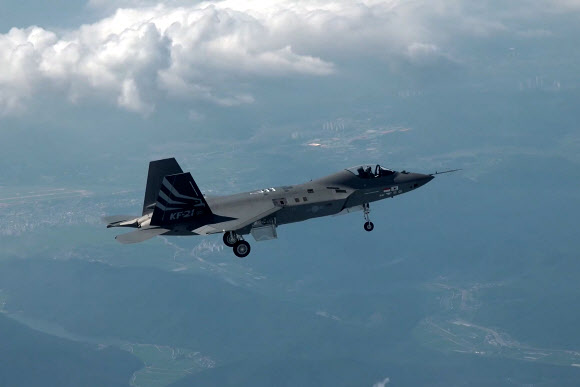 방위사업청은 19일 오후 4시 13분을 기해 첫 국산 전투기 KF-21 비행에 성공했다고 밝혔다. 첫 비행의 조종간은 공군 제52시험평가전대 소속 안준현 소령이 잡았다. 이날 KF-21 시제기는 오후 3시 40분께 이륙해 4시 13분께 착륙했다. 사진은 이날 KF-21 모습. 2022.7.19  방위사업청 제공