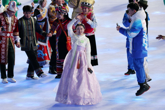 2022 베이징동계올림픽 개회식에서 한복을 입은 출연자가 객석을 향해 인사하고 있다. 베이징 연합뉴스