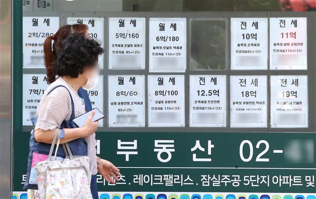 정부가 상습적으로 전세보증금을 임차인에게 돌려주지 않는 ‘악덕 집주인’ 명단을 공개하는 방안을 추진한다. 사진은 서울시내 한 공인중개사 사무소에 전월세 정보가 붙어있는 모습. 뉴스1