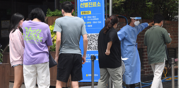 코로나 확진자가 연일 늘어가는 가운데 20일 서울 종로구 보건소에 마련된 선별진료소를 찾은 시민들이 코로나19 검사를 받고 있다. 2022.7.20 박지환기자