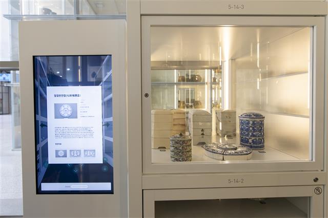 경기 파주에 있는 국립민속박물관 개방형 수장고를 방문한 관람객들은 설치된 키오스크를 통해 유물의 정보를 얻을 수 있다.