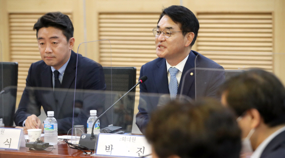 당대표 후보로 출마한 박용진 민주당 의원이 21일 서울 여의도 국회 의원회관에서 열린 더불어민주당 재선의원 모임 주최 민주당 대표 후보자 토론회에서 인사말을 하고 있다.2022. 7. 21 김명국 기자