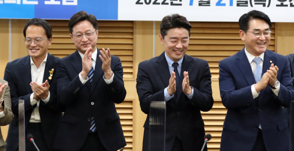 21일 서울 여의도 국회 의원회관에서 열린 더불어민주당 재선의원 모임 주최 민주당 대표 후보자 토론회에서 후보자들이 기념촬영 후 박수를 치고 있다. 왼쪽부터 박주민, 강병원, 강훈식, 박용진 의원.2022. 7. 21 김명국 기자