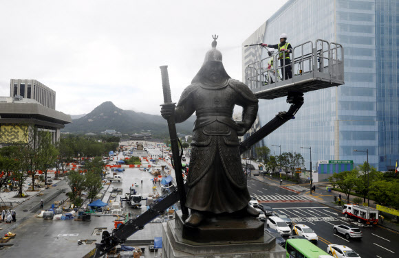 새 광화문광장 개장 앞두고 세척작업