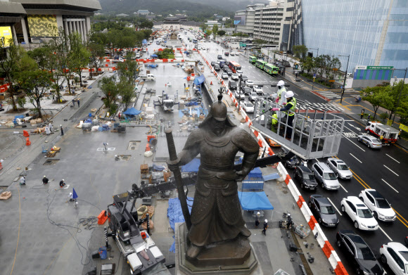 새 광화문광장 개장 앞두고 세척작업