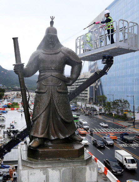 서울시 관계자들이 21일 서울 광화문광장에서 이순신 장군 동상을 세척하고 있다. 2022.07.21 공동취재사진