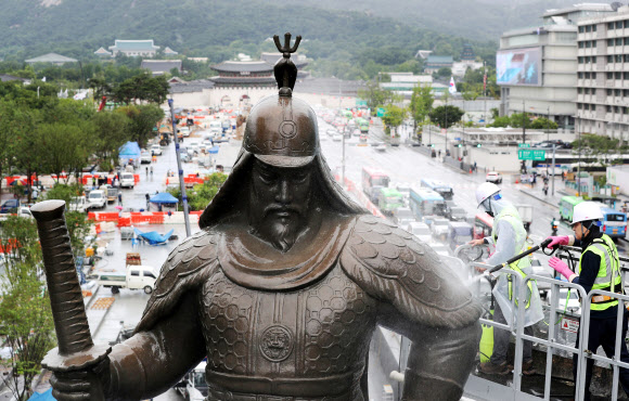 서울시 관계자들이 21일 서울 광화문광장에서 이순신 장군 동상을 세척하고 있다. 2022.07.21. 공동취재사진