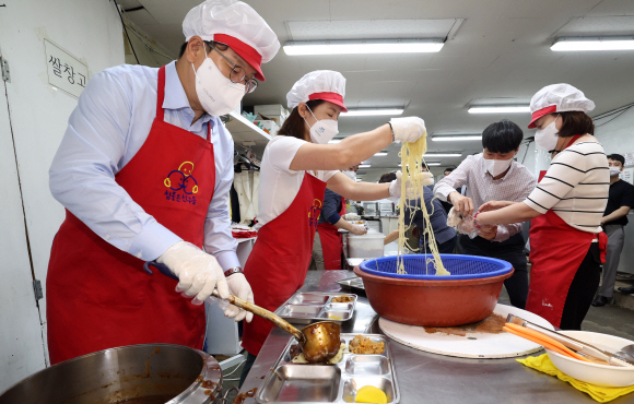 권성동 국민의힘 당대표 직무대행 겸 원내대표와  국민의힘 약자와의 동행 위원회(약동위원회)는 21일 서울 중구 소재  ‘참좋은친구들’을 찾아 무료 배식과 설거지 봉사활동을 가졌다. 권 대표가 배식활동을 하고 있다. 2022. 7. 21 김명국 기자
