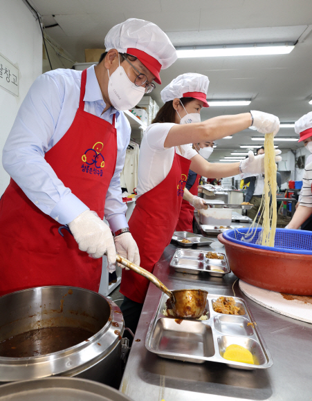권성동 국민의힘 당대표 직무대행 겸 원내대표와  국민의힘 약자와의 동행 위원회(약동위원회)는 21일 서울 중구 소재  ‘참좋은친구들’을 찾아 무료 배식과 설거지 봉사활동을 가졌다. 권 대표가 배식활동을 하고 있다. 2022. 7. 21 김명국 기자
