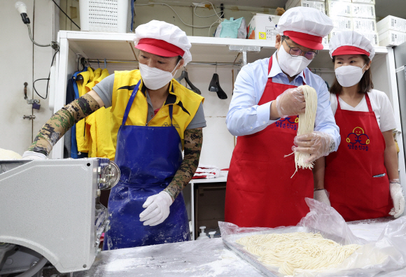 권성동 국민의힘 당대표 직무대행 겸 원내대표와  국민의힘 약자와의 동행 위원회(약동위원회)는 21일 서울 중구 소재  ‘참좋은친구들’을 찾아 무료 배식과 설거지 봉사활동을 가졌다. 권 대표가 배식활동을 하고 있다. 2022. 7. 21 김명국 기자