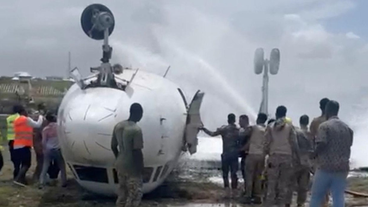 현지시간으로 18일 소말리아 수도 모가디슈 국제공항에서 국내선 여객기가 불시착해 동체가 뒤집히는 사고가 발생했지만, 탑승자 36명 전원이 기적적으로 생존했다