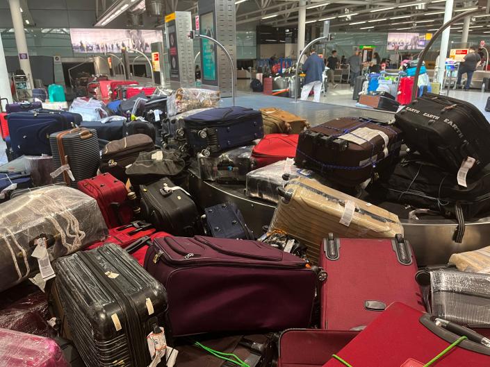 지난 8일(현지시간) 영국 런던 히드로 공항에 수북히 쌓여 있는 주인 잃은 가방들. 누군가는 공항에 마련된 설치작품인줄 알았다고 썰렁한 농담을 하기도 했다.