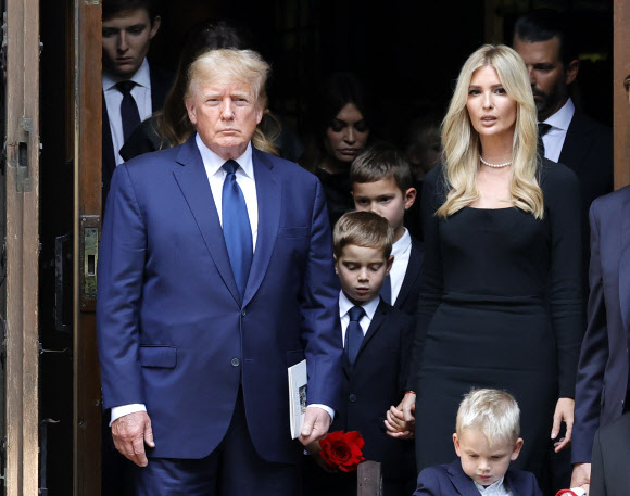도널드 트럼프 전 미국 대통령이 20일(현지시간) 첫째 부인인 이바나 트럼프의 장례식에 가족과 함께 참석했다. EPA연합뉴스