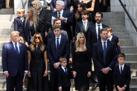 도널드 트럼프 전 미국 대통령이 20일(현지시간) 첫째 부인인 이바나 트럼프의 장례식에 가족과 함께 참석했다. 멜라니아 여사 오른쪽 막내 아들 배런.로이터연합뉴스