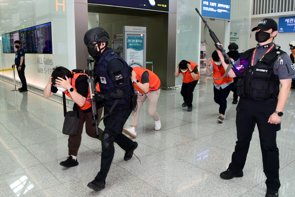 인질 구출 훈련 펼치는 경찰특공대원