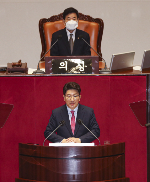 권성동(아래) 국민의힘 대표 직무대행 겸 원내대표가 21일 국회 본회의장에서 교섭단체 대표연설을 하고 있다. 권 직무대행은 “새로운 국정 방향은 당파적 이익이 아니라 오직 민생이 돼야 한다”고 강조했다. 김명국 기자