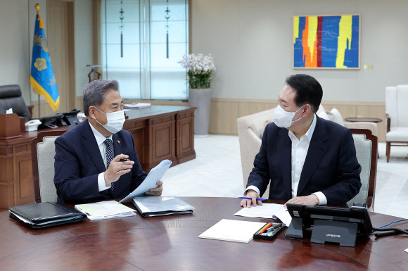 윤석열 대통령이 21일 오후 서울 용산 대통령실 청사에서 박진 외교부 장관으로부터 부처 업무보고를 받고 있다. 연합뉴스