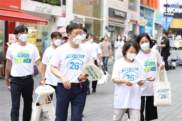 이상훈(오른쪽 세 번째) 한국에너지공단 이사장이 21일 서울 명동에서 ‘시민과 함께하는 여름철 에너지효율혁신 캠페인’을 진행하고 있다. 한국에너지공단 제공