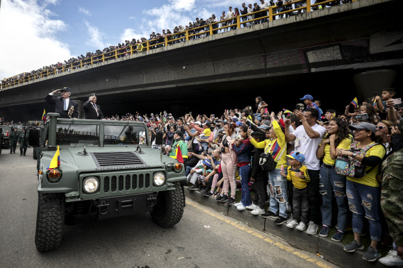 콜롬비아 독립기념일 퍼레이드… 한국전 참전용사들의 거수경례