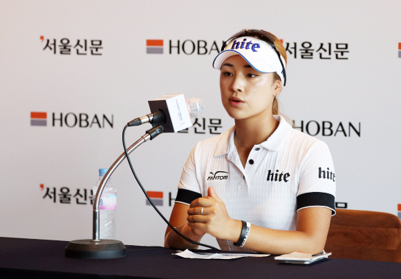 22일 경기 이천시 에이치원클럽에서 열린 ‘호반 서울신문 위민스 클래식’ 경기 1라운드를 마친 윤이나가 취재진의 질문에 답하고 있다. 2022.7.22 오장환 기자