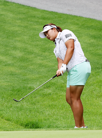 22일 경기 이천시 에이치원클럽에서 열린 ‘호반 서울신문 위민스 클래식’ 경기에서 유해란이 샷을 하고 있다. 2022.7.22 오장환 기자