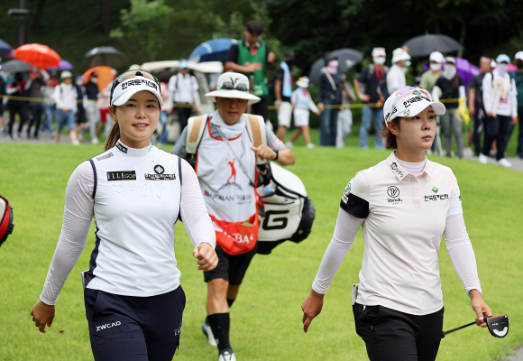 22일 경기 이천시 에이치원클럽에서 열린 ‘호반 서울신문 위민스 클래식’ 경기에서 임희정(왼쪽)과 박지영이 티샷을 한 후 이동하고 있다. 2022.7.22 오장환 기자