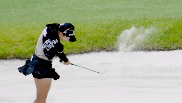 22일 경기 이천시 에이치원클럽에서 열린 ‘호반 서울신문 위민스 클래식’ 경기 1번홀에서 박현경선수가 벙커샷을 하고 있다. 2022.7.22 박지환기자