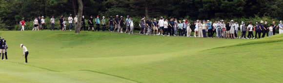 ‘호반 서울신문 위민스 클래식’ 경기 이틀째인  23일 경기 이천시 에이치원클럽에서 박지영 선수가 샷을 하고  있다. 2022. 7. 23 정연호 기