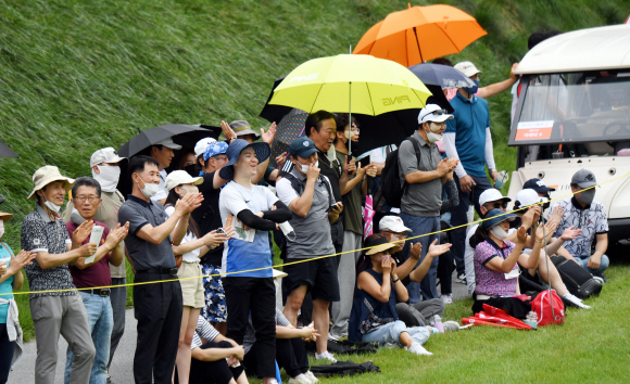 한국여자프로골프(KLPGA) 투어 ‘호반 서울신문 위민스 클래식’ 개막 이틀째인 23일 경기 이천시 H1클럽을 찾은 갤러리들이 박수를 치고 있다. 김명국 기자