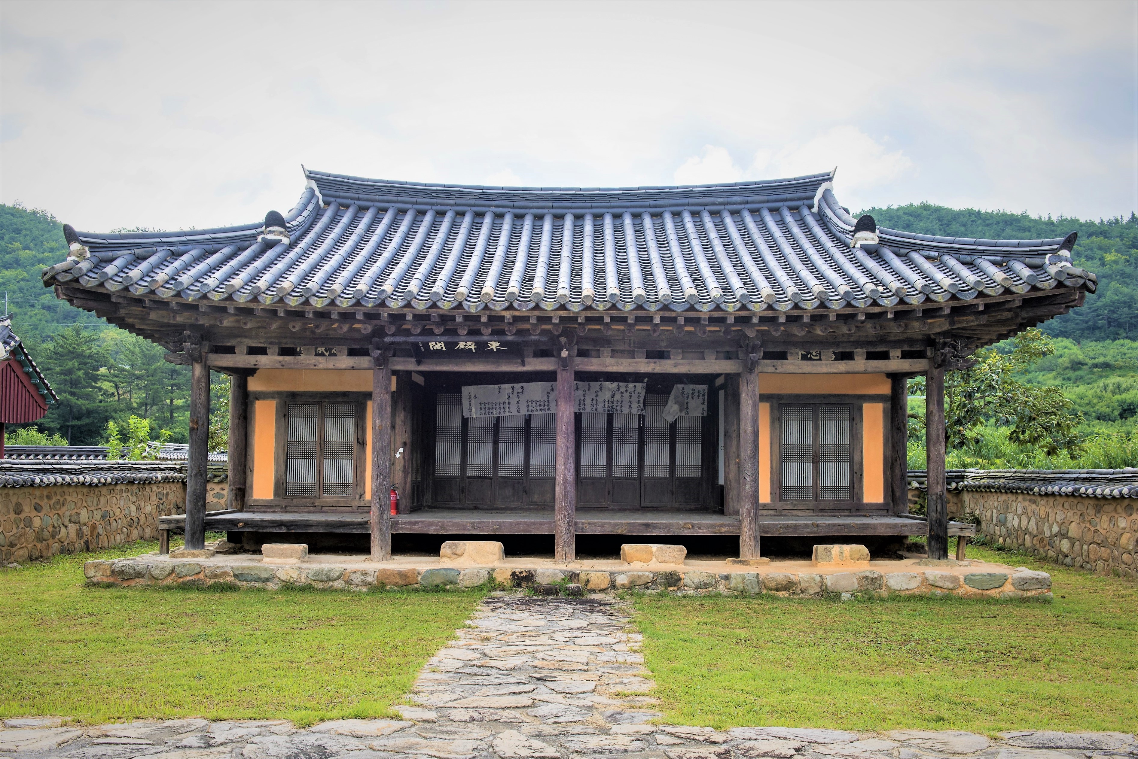 김완 장군의 고향 경북 영천의 동린각. 충무공과 김완을 모신 사당 역할을 하고 있다. 사진 문화재청