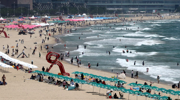 24일 부산 해운대해수욕장에서 피서객들이 여유 있게 물놀이를 즐기며 더위를 식히고 있다. 2022.7.24  연합뉴스