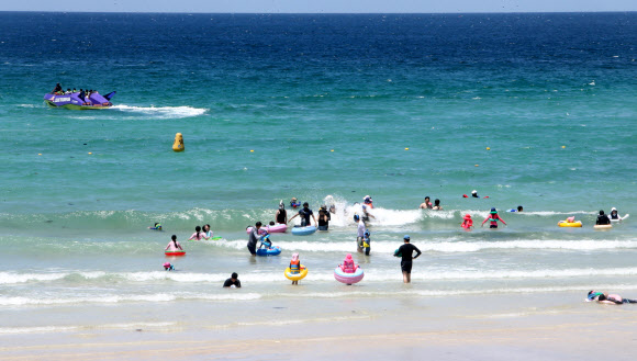 24일 제주시 함덕해수욕장에서 피서객들이 물놀이하고 있다. 2022.7.24  연합뉴스
