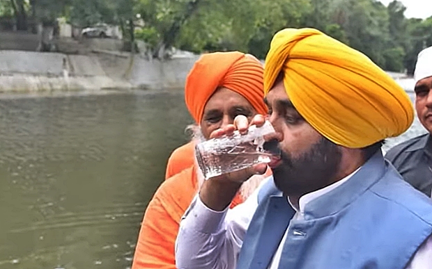 17일(현지시간) 인도 펀자브주 술탄푸르 로디에서 열린 칼리 바인 강(江) 정화사업 22주년 기념식에 참석한 바관트 만(49) 펀자브주 총리가 강물을 직접 떠 마시고 있다.
