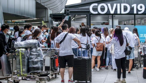 인천국제공항 1터미널 코로나19 검사센터에 검사를 받으려는 여행객이 몰려들고 있다. 뉴시스